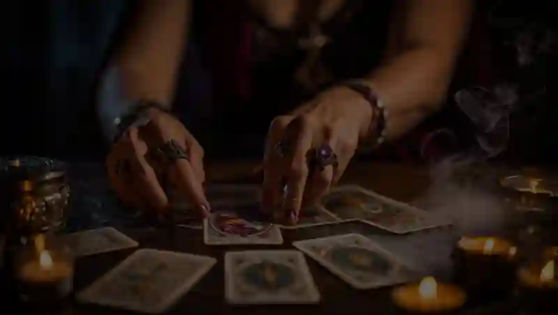 Таролог раскладывает карты